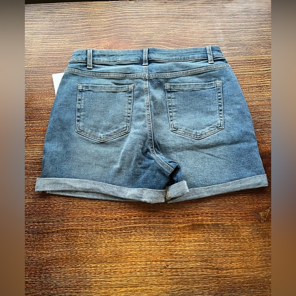 3/$20 Amazon Essentials Women's Denim Short - Picture 2 of 4